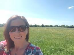 Julie Hodge's Instagram, Twitter & Facebook