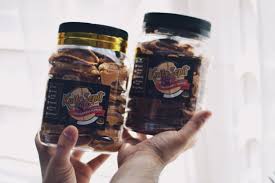 A thin runny batter is sandwiched in between two iron taste: 5 Sebab Kenapa Kuih Sepit Lava Jadi Pilihan Kuih Raya Tahun 2017 Farah Dafri