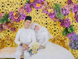 Izreen bagaimanapun berang dengan pendedahan itu dan mendakwa ia satu fitnah. Bukan Majlis Fotoshoot Je Ude Wahid Jelaskan Gambar Perkahwinan Dengan Izreen Azminda Mingguan Wanita