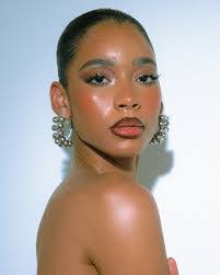 Lindsay Conway's Instagram, Twitter & Facebook