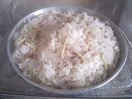 Nasi dagang identik dengan beras biasa dimasak dengan beras pulut dan santan, dan dihidangkan bersama kari ikan tongkol dan acar timun. Dapur Cempakasari Nasi Dagang Terengganu
