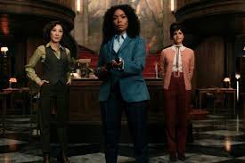 In au cinemas july 15.sam (karen gillan) was only 12 years old when her mother scarlet (lena headey), an elite assassin, was forced to abandon her. Geballte Frauenpower Erste Szenenbilder Zu Gunpowder Milkshake Myofb De