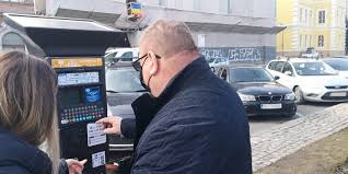 Singura situatie in care parcarea este permisa pe trotuar este atunci cand administratorul drumului (primaria/consiliul local/consiliul judetean/cnadnr etc) semnalizeaza prin semne de circulatie si. Intre Orele 20 00 È™i 8 00 È™i Duminica Parcarea In Municipiul BraÈ™ov Este Gratis Monitorul Expres Stiri Brasov