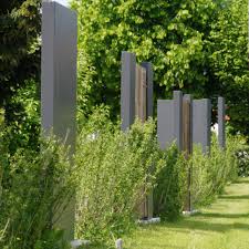 Es gibt bereiche im garten, da möchte man einfach ungestört die ruhe genießen könnnen und dabei nicht unbedingt von den nachbarn oder fremden menschen gesehen werden. Grenzeinfassung Mit Designstelen Garten Design Sichtschutzelemente Stelen Garten