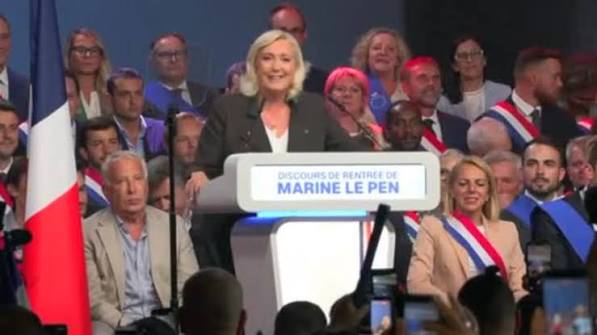 Marine Le Pen dà il via alla corsa per Eliseo: priorità ai francesi