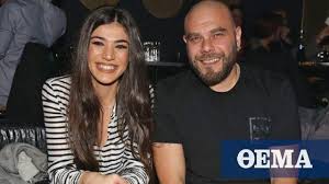 Η ήβη αδάμου ξαφνικά εμφανίστηκε στο πλατό, αφήνοντας έκπληκτο τον παρουσιαστή, ενώ ο μιχάλης κουϊνέλης συνδέθηκε στην παρέα τους από την αλεξανδρούπολη μέσω skype. Hbh Adamoy Mixalhs Koyinelhs Baftisan Thn Korh Toys