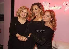 Δεσποινα βανδη με την κορη τησ μελινα και φιλεσ τησ. Despoina Bandh Oi Diashmes Kollhtes Ths Kai O Ntemhs Nikolaidhs Thn Apolaysan Epi Skhnhs Pics