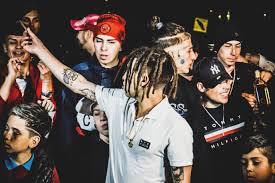 El clip tiene referencias al clásico video de californication de red hot chili peppers. Pablo Chill E Y Su Colaboracion Con Bad Bunny Trabaja De Una Forma Totalmente Diferente La Tercera