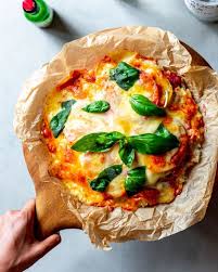 ライスピザ rice pizza 余り物のご飯で簡単ピザ風 クッキングシートに 温め直したご飯を丸く敷き詰め トマトソースやカットしたパプリカ スライストマト 玉ねぎなど残り物野菜をひたすら乗せて シュレッドチーズをたっぷりかけてオーブンで焼くだけ