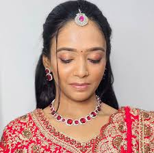 Messy braid with Jasmine..... As its a baby shower event , gresy wants a  lot of flowers in the her hairdo .... We dis just how my bride wanted 🤩🥰  Blouse @goodthingsbynikki