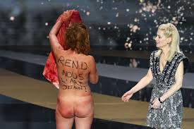 L'acromégalie survient plus fréquemment entre 30 et 40 ans, bien qu'elle puisse apparaître à tout âge. La Culture Mise A Poil Nue Sur Scene Corinne Masiero Secoue La Ceremonie Des Cesar 2021