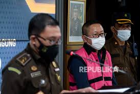 Kejaksaan agung akan mendalami kasus pemalsuan paspor yang dilakukan buronan kasus korupsi dan pembalakan liar di mandailing natal, adelin lis. 4fngyq9okky9km