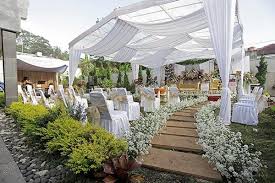 Dekorasi pernikahan berikut mungkin terlihat seperti pernikahan outdoor pada umumnya, namun pasangan ini punya konsep yang membuat hari besarnya tak terlupakan, yakni healthy wedding. Ayu Lingga Dekorasi Wedding Murah Cantik Di Bandung Garut