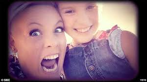 Translation of 'cover me in sunshine' by pink (p!nk) from english to serbian. Pink S Daughter Willow Sage Hart Makes Debut On Billboard Charts With Their Catch Duet Song Daily Mail Online