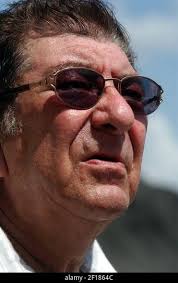 KRT US NEWS STORY SLUGGED: FOSSILHUNTER KRT PHOTOGRAPH BY MARICE COHN  BAND/MIAMI HERALD (SOUTH FLORIDA SUN-SENTINEL AND ORLANDO OUT) (August 15) Frank  Perillo, president of the Fossil Club of Miami, looks for