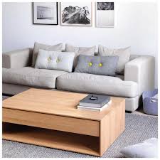 een massief eiken salontafel met een rustieke uitstraling en een lade dat is de nordic r van ethn kleine woonkamer inrichting kleine woonkamer salontafel