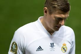 Toni kroos is a midfielder and is 6' and weighs 163 pounds. Ice Cold Kroos Keeps Real Madrid In The Hunt For Trophies Again