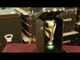 Après la défaite à domicile en finale de l'euro face au portugal, les bleus ont su redonner le sourire à leurs supporters lors de la coupe du monde en décrochant le graal face à une bonne. Louis Vuitton Fabrication De La Malle Du Trophe De La Coupe Du Monde De Foot Youtube