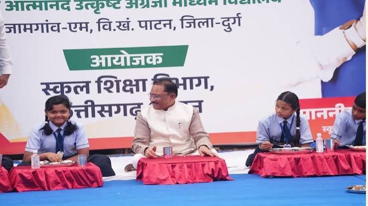 जब सीएम साय ने स्कूली बच्चों के साथ किया भोजन:नवप्रवेशी छात्रों को तिलक लगाकर कराया मुंह मीठा, की ये घोषणा - Cm Vishnudeo Sai Shared A Meal With School Children In Patan