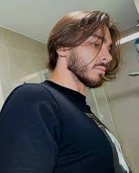 Richard Malik's Instagram, Twitter & Facebook