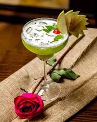 The lanceolate leaves are 4 to 9 inches in length by 2 inches wide, shiny and pink when they first emerge, fading to pale green. Free Photo Top View Green Cocktail With Ice And Decor With Slices Of Apple Mint Cherry And Pink Rose On The Table