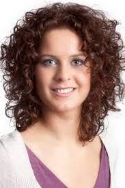 15 Corto Y Rizado Pelo Para Caras Redondas Caras Corto Para Pelo Redondas Riz Medium Curly Hair Styles Oval Face Hairstyles Medium Length Curly Hair