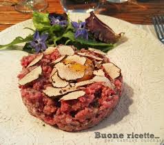 Quando devi condire la tartare di manzo, mescola tutto in una ciotola e condisci con olio, sale, pepe e poco limone. Tartare Di Fassona E Tartufo Buone Ricette Per Cattivi Cuochi