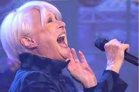 Diresse inoltre il complesso orchestrale in alcune riviste del sabato sera quali senza rete con ornella vanoni, canzonissima 1972 nel 1972 e formula due del 1973 con loretta goggi e alighiero noschese. Loretta Goggi Eta Figli E Marito Le Canzoni Piu Famose