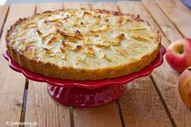 Koláč vyberieme a hneď zahorúca naň rozotrieme. Krehky Jablkovy Kolac So Smotanou Jarkapecie Sk