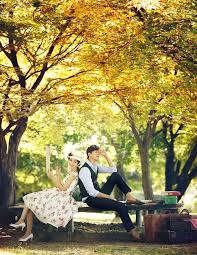 Konsep prewedding outdoor yang pertama adalah di antara bangunan bersejarah dengan cerita klasik di masa lalu. 30 Foto Prewedding Outdoor Casual Simple Romantis