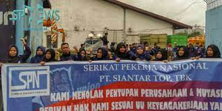 Pt siantar top tbk adalah perusahaan pelopor industri makanan ringan yang didirikan pada tahun 1972 di area jawa timur. Mutasi Massal Dan Tutup Pabrik Pekerja Pt Siantar Top Tbk Makasar Unjuk Rasa Serikat Pekerja Nasional