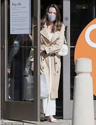 Voight), ранее джоли питт (англ. Angelina Jolie Looks Elegant In A White Dress And Trench Coat While Shopping With Daughter Zahara Travel Readsector