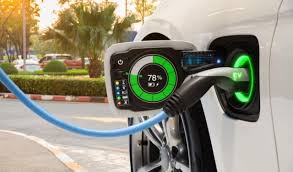 شحن سيارات كهرباء متنقل — مقبض شحن متصل بسيارة كهربائية حديثة EV
