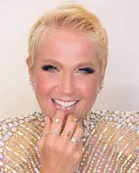 Irreconocible? Cantante Xuxa publica imagen en diminuto bikini a sus 55  años sin maquillaje