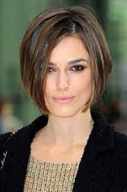 21 Coiffures Douces Pour Le Visage En Forme De Coeur Cheveux Courts Carre Plongeant Coiffures Bob Ondulees Cheveux