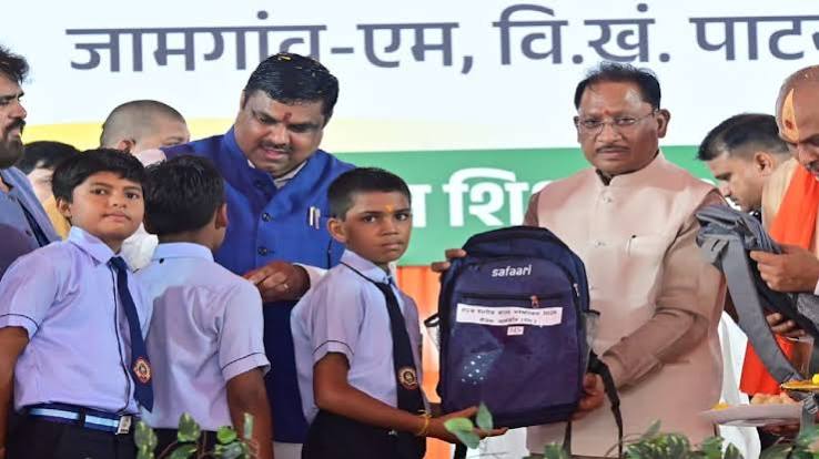 जब सीएम साय ने स्कूली बच्चों के साथ किया भोजन:नवप्रवेशी छात्रों को तिलक लगाकर कराया मुंह मीठा, की ये घोषणा - Cm Vishnudeo Sai Shared A Meal With School Children In Patan