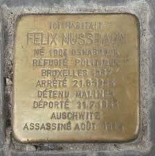 La fortune aux larges ailes, la fortune par erreur m'ayant emporté avec les autres vers son pays joyeux, tout à coup, mais tout à coup, comme je respirais enfin heureux, d'infinis petits pétards dans l'atmosphère me. Stolpersteine Guide