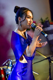 Khác với khuôn mặt mộc thường thấy, những bộ trang phục đơn thuần, mái tóc tém cá tính, giờ đây nguyên hà đã chịu đầu tư hơn về ngoại hình. Nguyen Ha Hat Cung Ha Anh Tuáº¥n Láº§n Hiáº¿m Hoi Khoe Vai Tráº§n Thon Tháº£ Tren San Kháº¥u