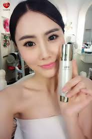 VC礼盒实在太美了💕 所有的产品都是抢先体验最新升级版🥳 还有送限量炫金麋鹿钢笔，自拍补光灯还有香皂花✨