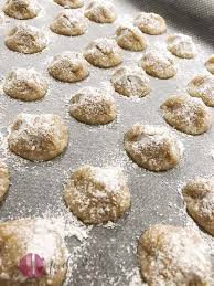 Amaretti Das Klassische Geback Aus Italien Amaretti Rezept Lebensmittel Essen Rezept Kekse