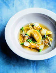 Ravioli De Pates Fraiches Farcis Au Foie Gras Bouillon De Canard Au Soja Radis Noir Et Oignon Grelot Par Denny Imbroisi Recette Recettes De Cuisine Pates Fraiches Plat Hiver