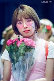 The power and volume buttons are all aligned at the right side of the phone. Chaeyoung Short Hair With Pink Glasses Twice Chaeyoung Short Hair Glasses Girl Korea Short Hair Styles