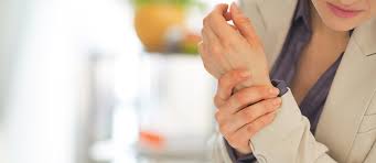 Do you know what broken wrist symptoms look like? Do You Need Fractured Or Sprained Wrist Treatment Upmc Healthbeat