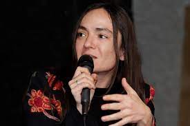 Una poeta melómana, ciudadana del mundo, navegante. Poemas De Ingrid Valencia
