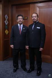 Ketua pengarah jabatan imigresen datuk khairul dzaimee daud berkata, penumpang itu didapati mempunyai rekod pergerakan masuk ke malaysia dalam tempoh perintah kawalan pergerakan (pkp). Majlis Lapor Tugas Ketua Pengarah Imigresen Malaysia Pada 1 Ogos 2016