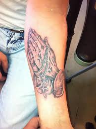 Betende hände mit kreuz mit bewertung und. Tattooscout Die Grosse Tattoo Community