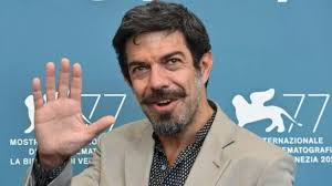 Una consacrazione per favino, attore dal talento camaleontico che ha iniziato la sua carriera cinematografica venticinque anni fa con pugili diretto da lino capolicchio. 5xdjgwz8yslium