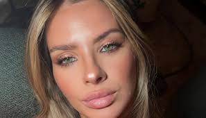 🔥🔥🔥 LAS IMAGENES DE NANCY PAZOS INTENTANDO PASAR A PRIMERA CLASE EN UN  AVIÓN. Nancy Pazos volvió a quedar en el centro de la escena luego de que  se viralizara un video