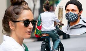 Before i dive in, let me just get one thing out of the way: Minka Kelly Gets In Some Fresh Air As She Enjoys Solo Bike Ride In The Big Apple Daily Mail Online