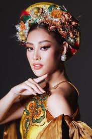 Khánh Vân hóa nàng hoa catwalk cùng mẫu nhí